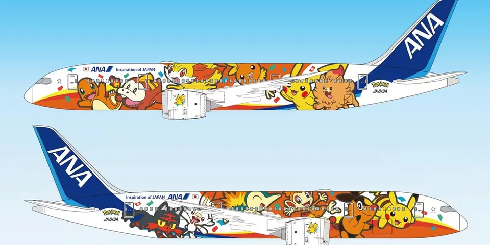 Avion avec motifs Pokémon et logo ANA sur fond bleu.