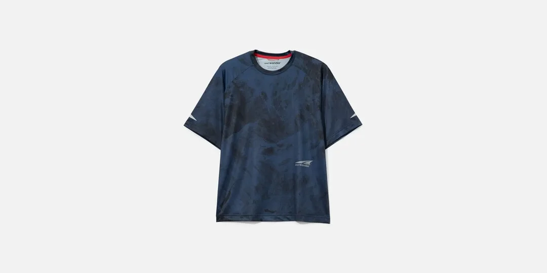T-shirt bleu à motif foncé.