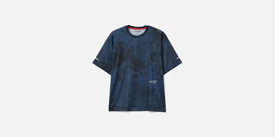 T-shirt bleu à motif foncé.