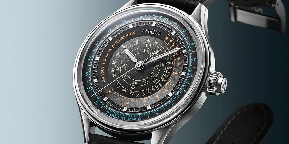 Montre avec un cadran complexe et bracelet en cuir.