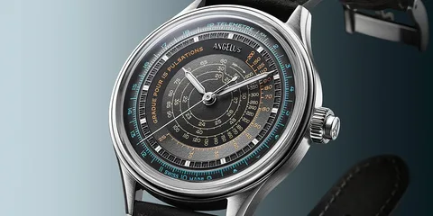 Montre avec un cadran complexe et bracelet en cuir.