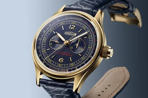 Montre dorée avec bracelet en cuir bleu et cadran détaillé.
