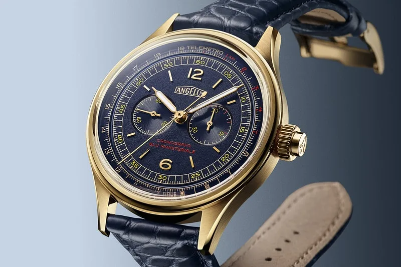 Montre dorée avec bracelet en cuir bleu et cadran détaillé.