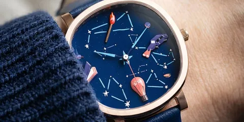 Montre avec fond bleu et constellations colorées.