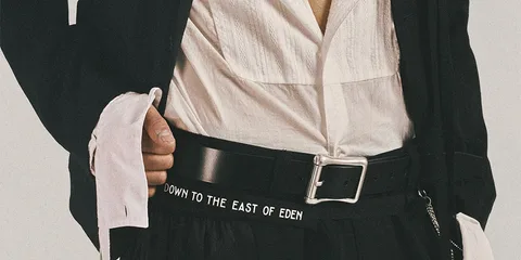 Homme en tenue élégante avec chemise blanche et ceinture noire