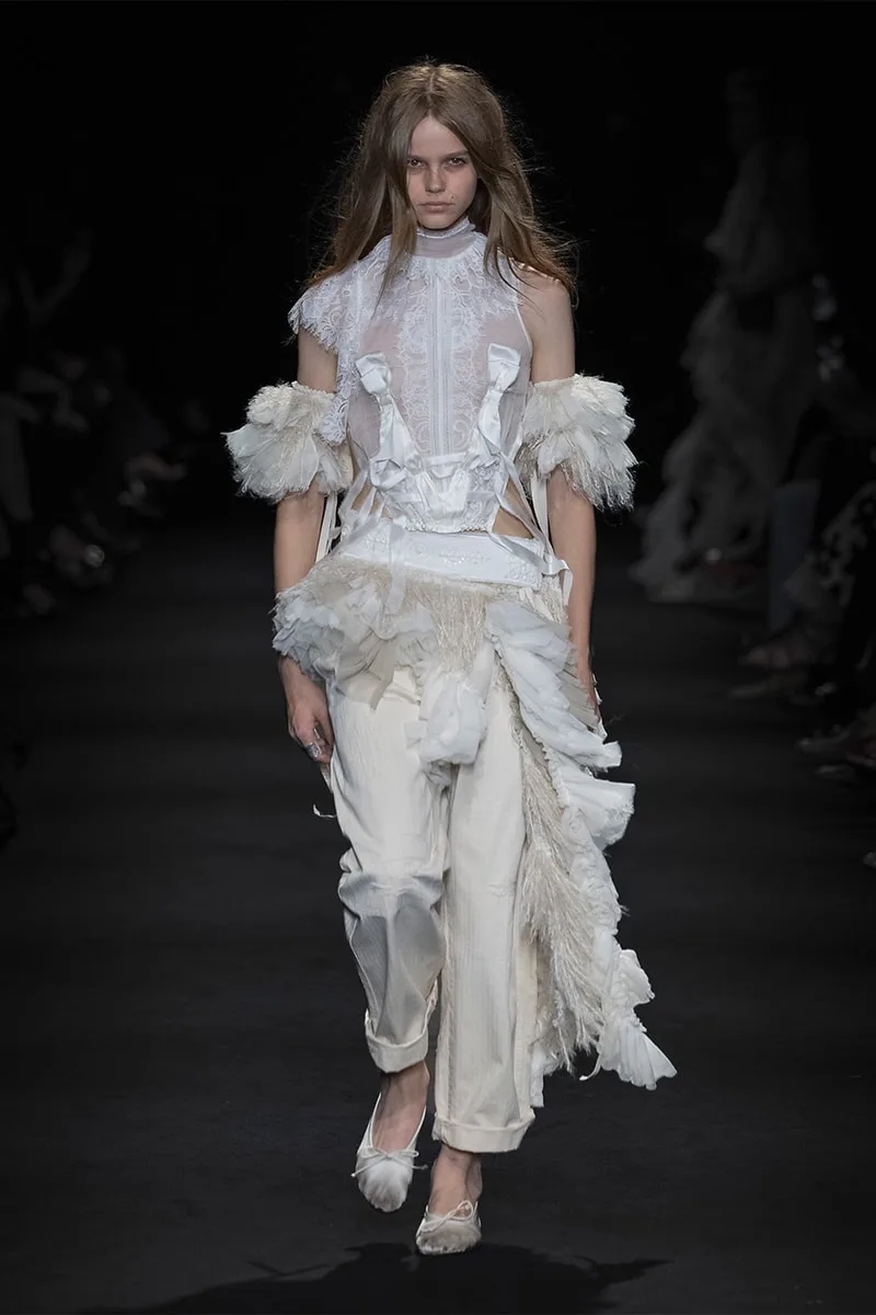 ann-demeulemeester-entre-ciel-et-dunes-pour-la-ss27/carousel-1.jpg