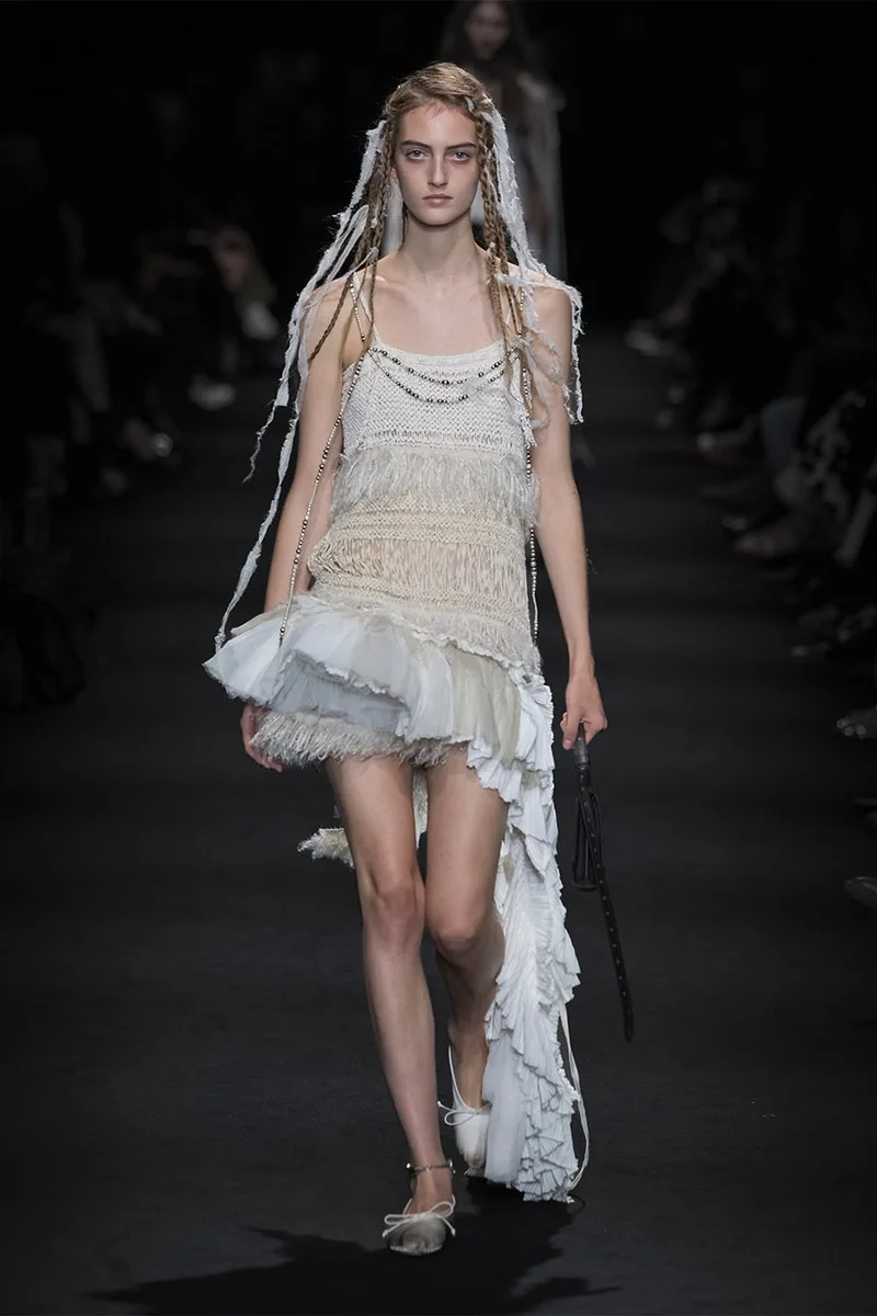 ann-demeulemeester-entre-ciel-et-dunes-pour-la-ss27/carousel-11.jpg