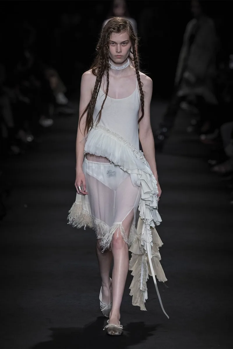 ann-demeulemeester-entre-ciel-et-dunes-pour-la-ss27/carousel-13.jpg