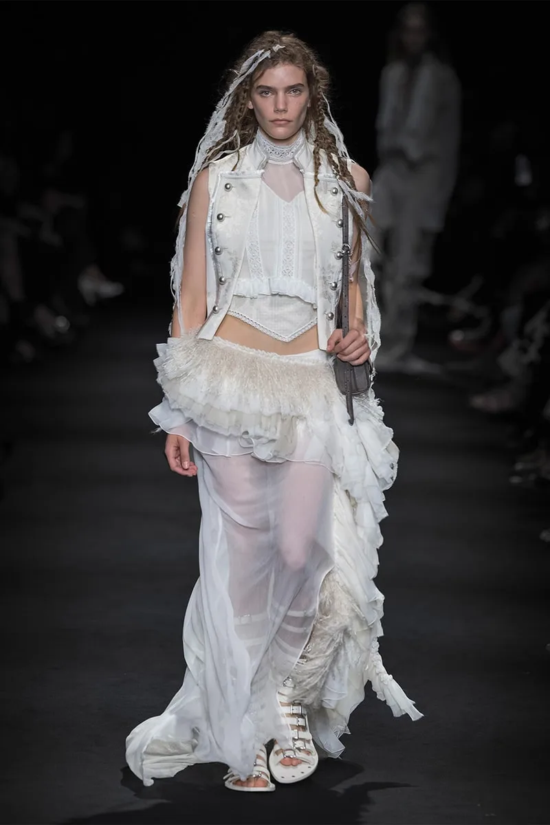 ann-demeulemeester-entre-ciel-et-dunes-pour-la-ss27/carousel-2.jpg