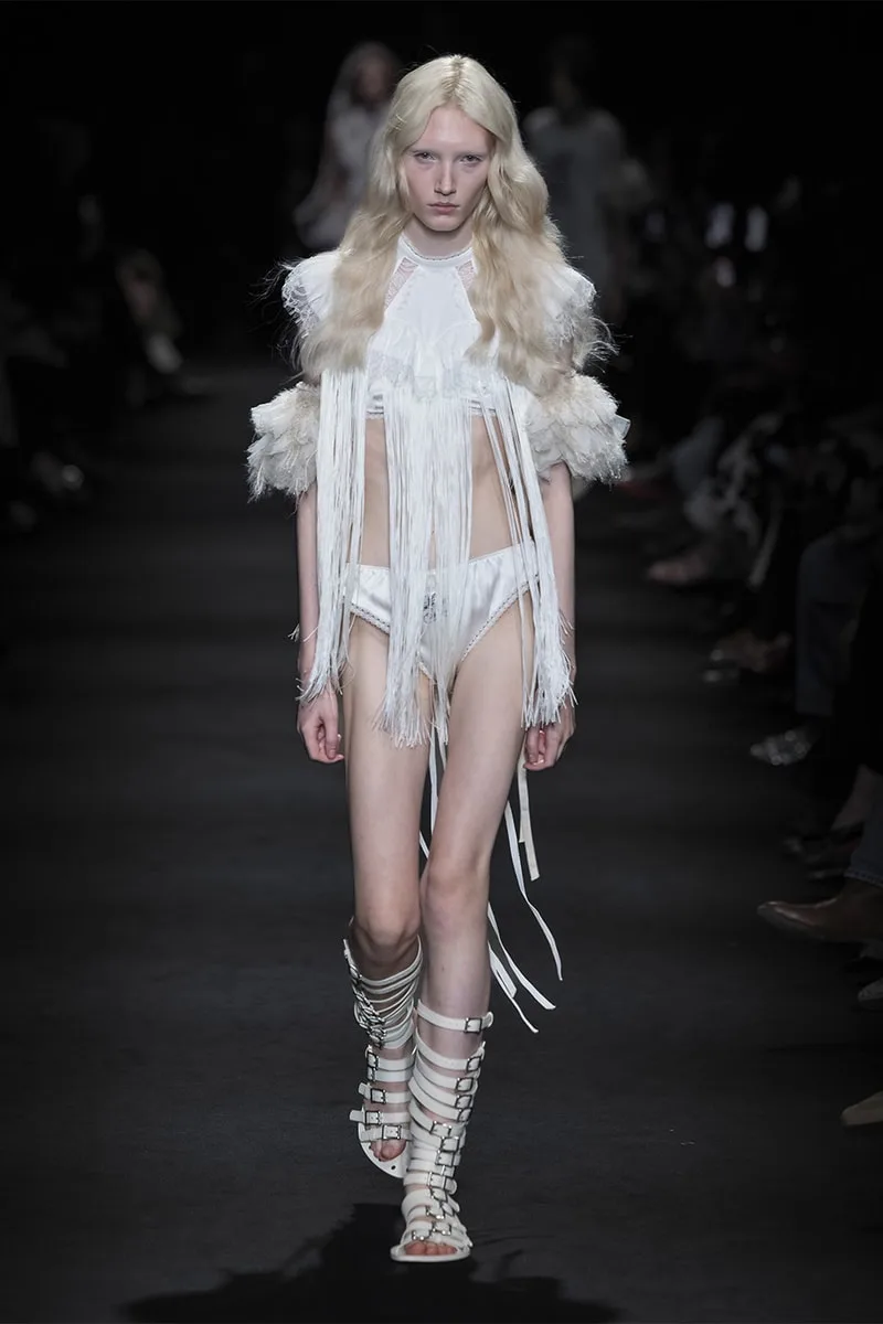 ann-demeulemeester-entre-ciel-et-dunes-pour-la-ss27/carousel-6.jpg