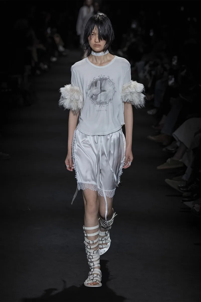 ann-demeulemeester-entre-ciel-et-dunes-pour-la-ss27/carousel-7.jpg