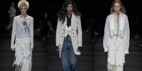 Défilé de mode avec trois mannequins portant des tenues modernes en blanc et noir.