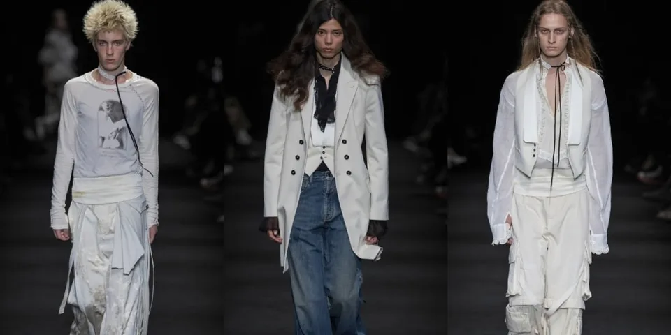 Défilé de mode avec trois mannequins portant des tenues modernes en blanc et noir.