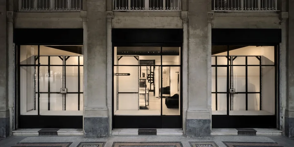Façade d'un magasin moderne avec grandes vitrines et intérieur minimaliste.