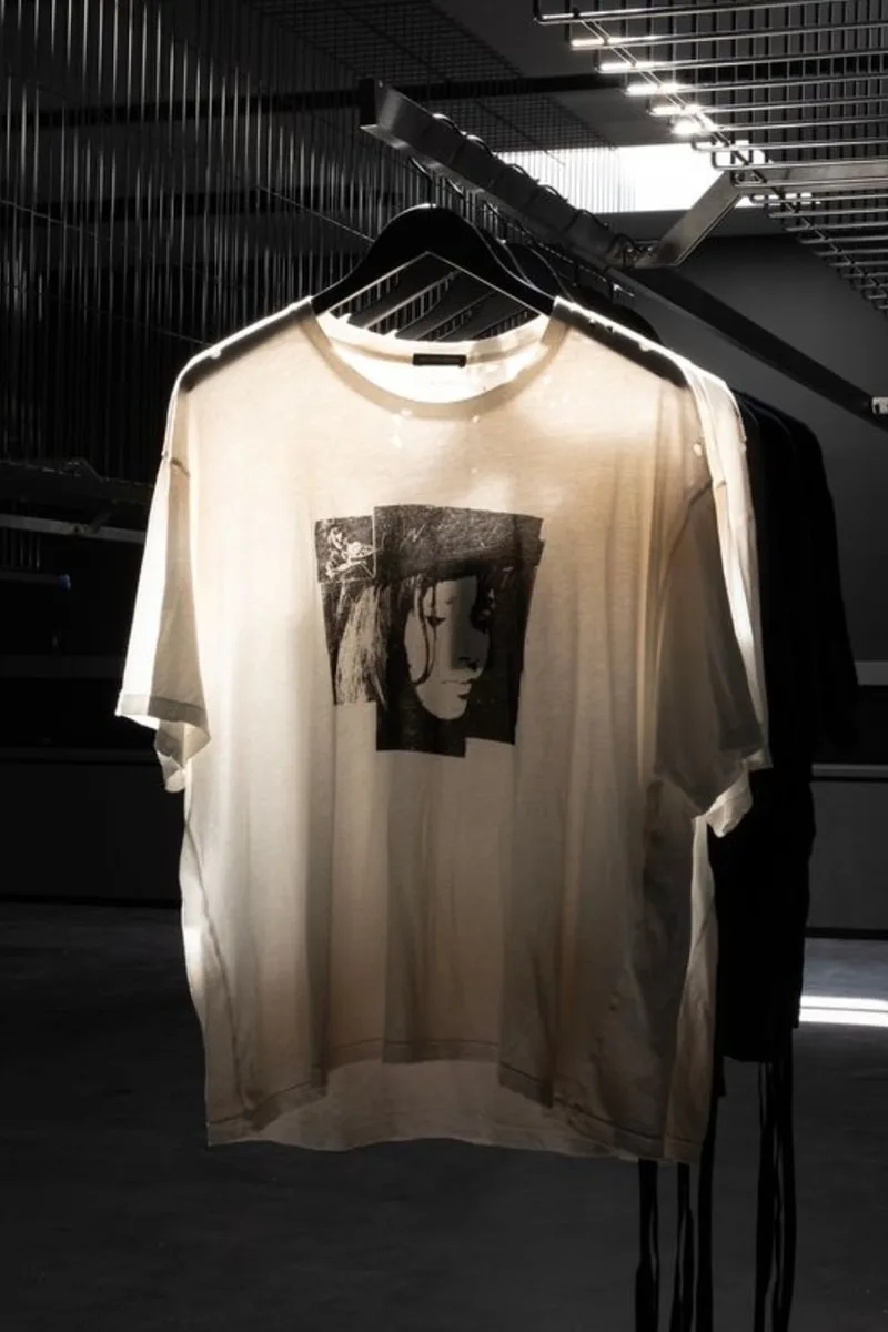 ann-demeulemeester-une-capsule-ss26-exclusive-et-vinyle-rare/carousel-1.jpg
