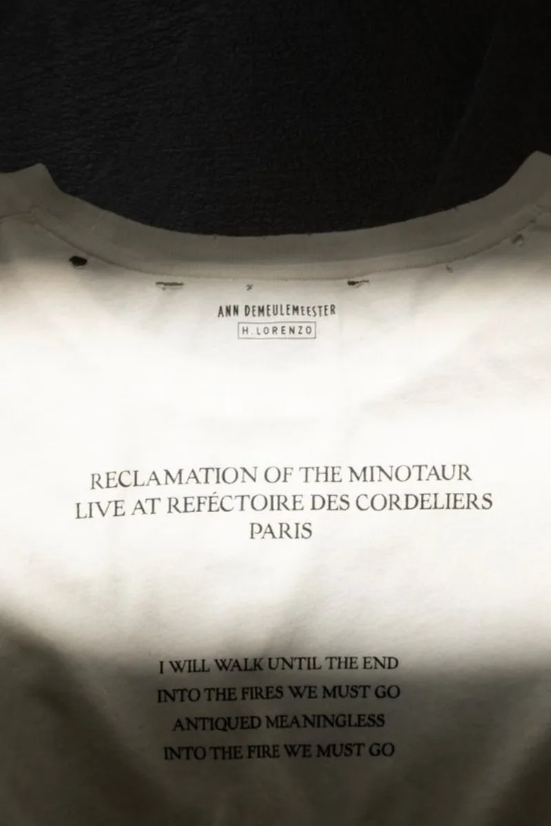 Gros plan d'un t-shirt blanc avec texte imprimé en noir.