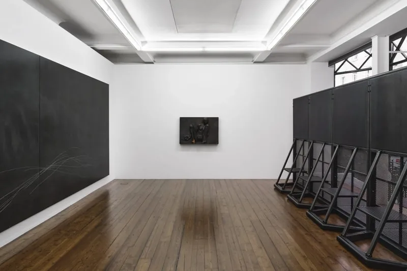 Intérieur d'une galerie avec œuvres d'art moderne sur les murs.