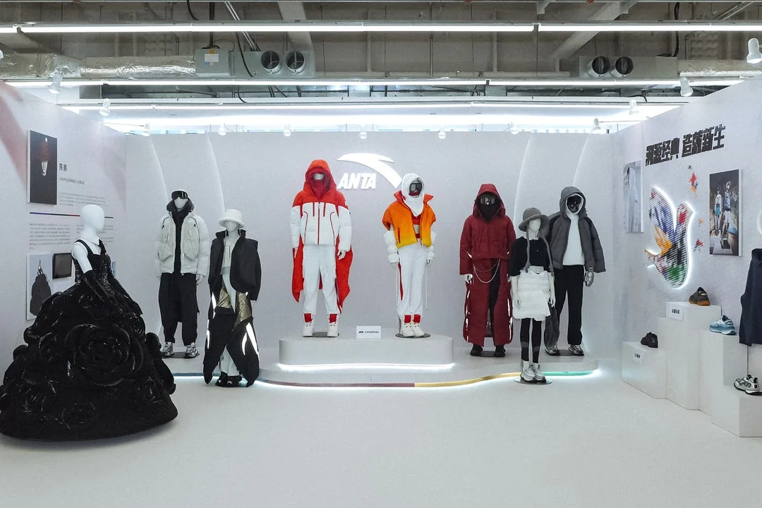 Exposition de vêtements futuristes avec mannequins habillés.