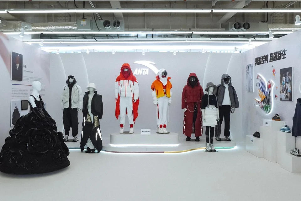 Exposition de vêtements futuristes avec mannequins habillés.