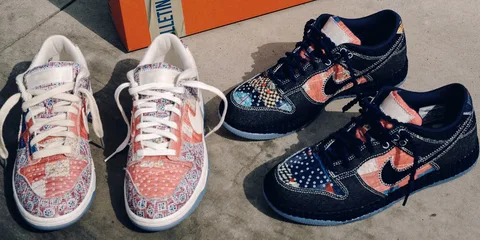 Deux paires de baskets avec motifs colorés sur fond de béton.