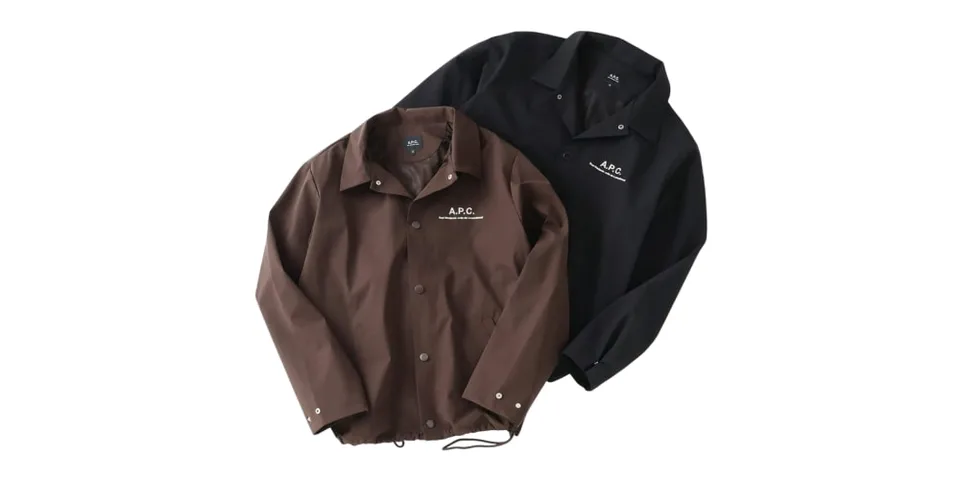 Deux vestes A.P.C., une marron et une noire, avec logo sur la poitrine.