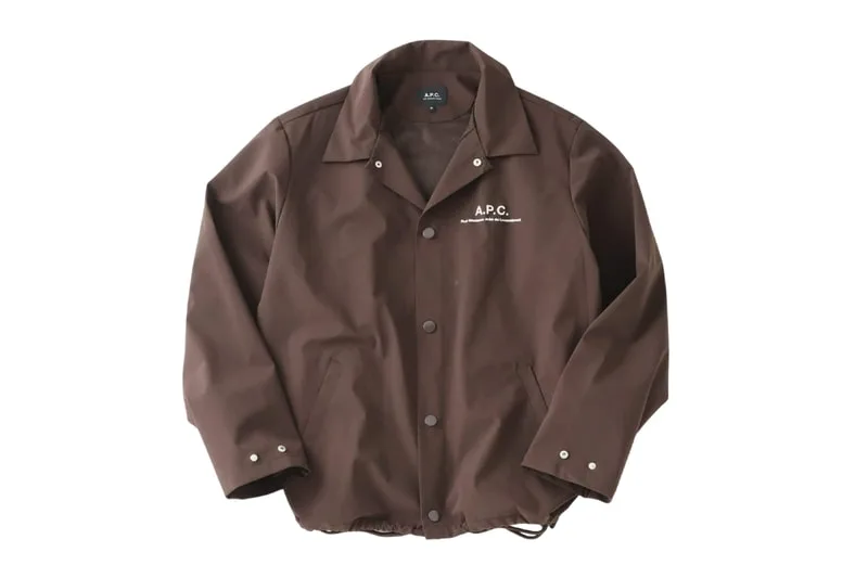 Veste A.P.C. marron avec logo sur la poitrine.
