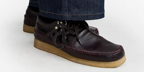 Chaussures en cuir marron foncé avec pantalon en jean