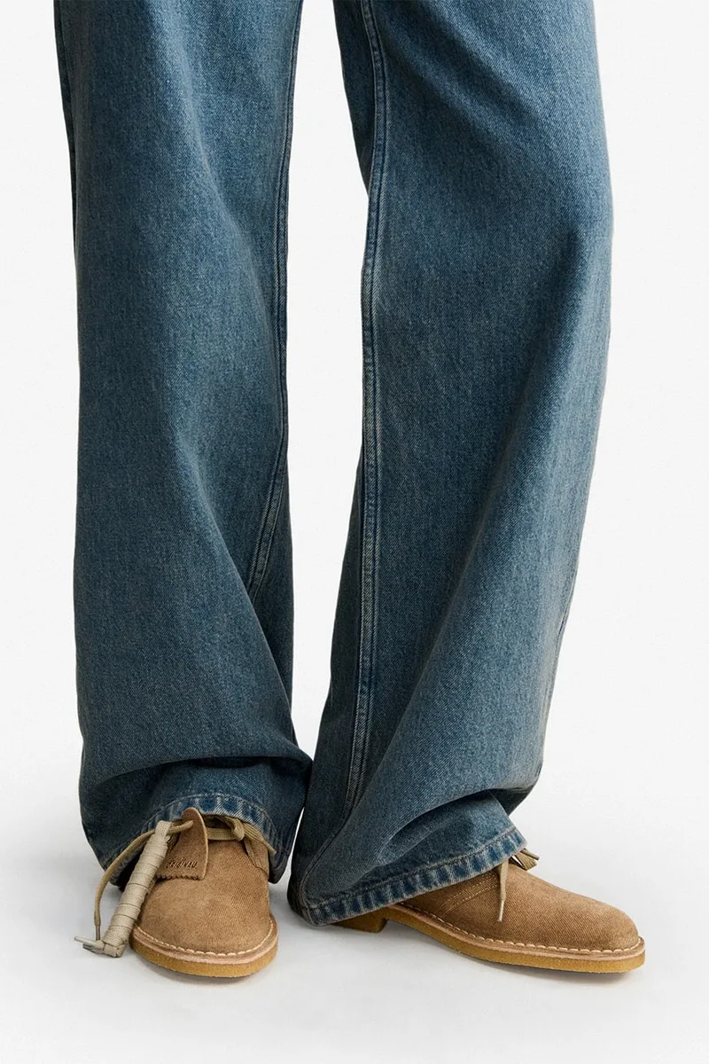 Jeans larges et chaussures marron pour homme