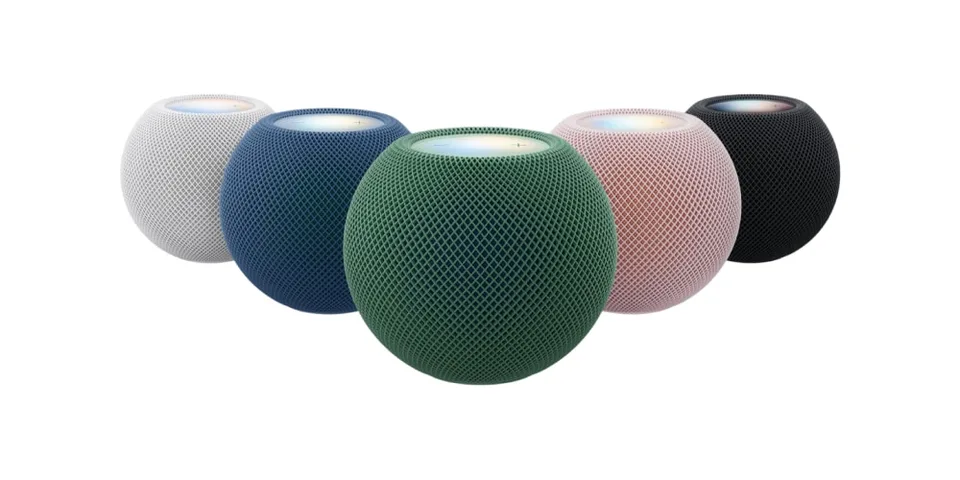 Enceintes rondes colorées alignées en demi-cercle.