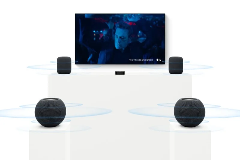 Enceintes et écran diffusant un film, avec effets sonores visibles.