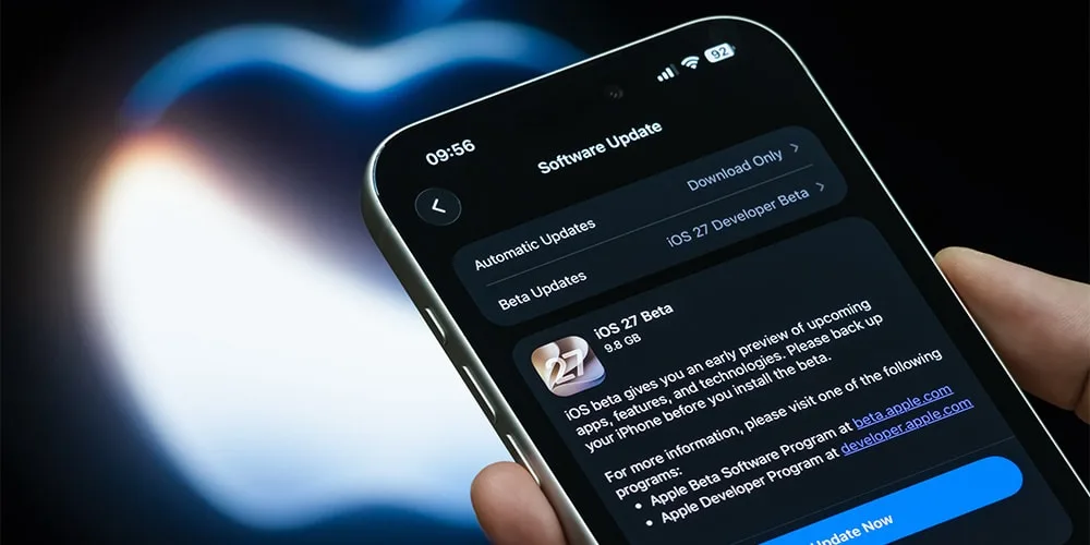 Main affichant la mise à jour du logiciel Apple iOS 17 Beta sur un iPhone