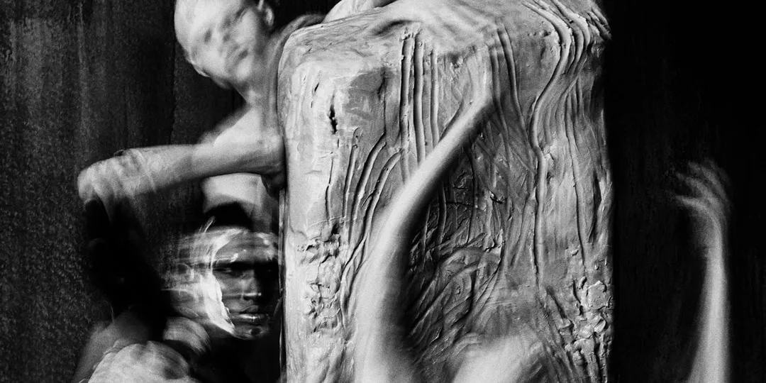 Figures abstraites autour d'un bloc texturé, mouvement artistique.
