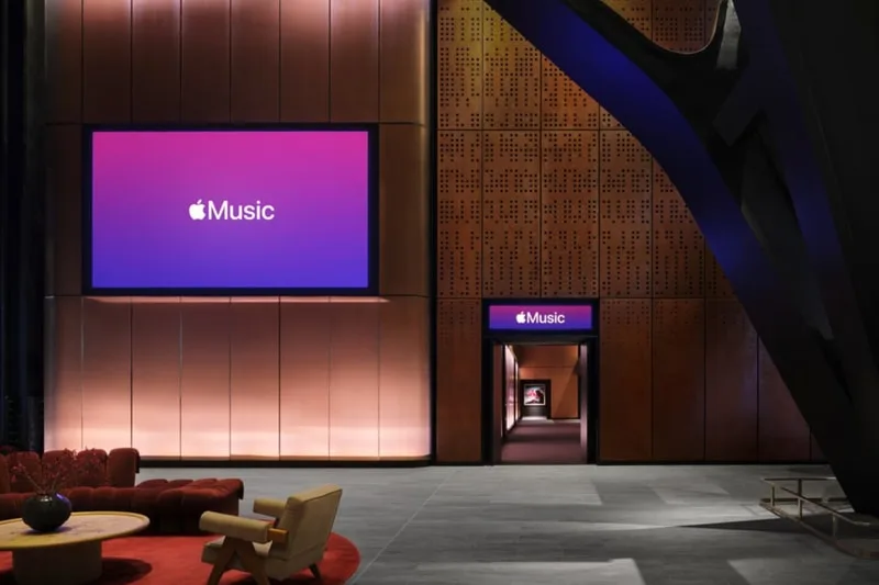 Intérieur moderne avec logo Apple Music sur écran.
