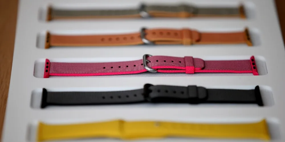Bracelets colorés alignés dans un plateau, vue en gros plan.