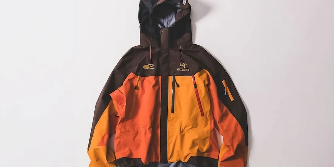 Veste multicolore avec capuche, orange et marron.