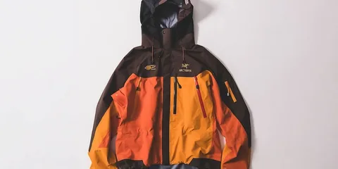 Veste multicolore avec capuche, orange et marron.