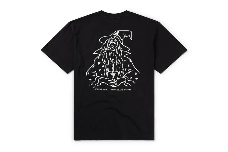 T-shirt noir avec illustration d'un magicien et texte.