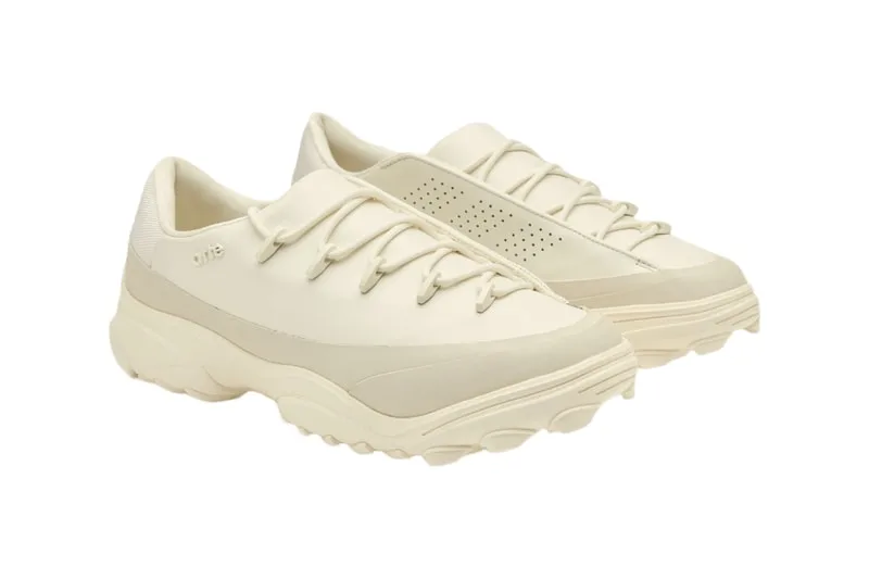 Chaussures de sport blanches avec design épuré et lacets.
