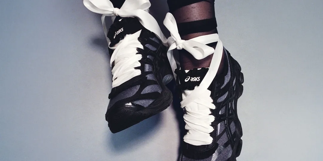 Chaussures de sport noires avec grands lacets blancs.