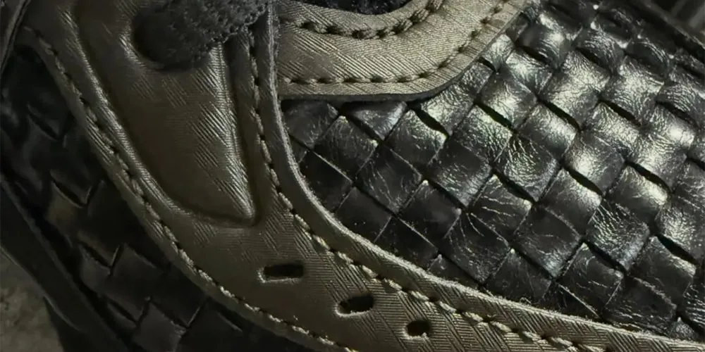 Gros plan sur une chaussure en cuir tressé noir avec coutures.