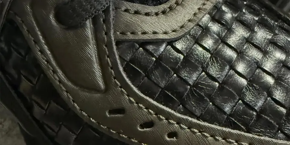 Gros plan sur une chaussure en cuir tressé noir avec coutures.