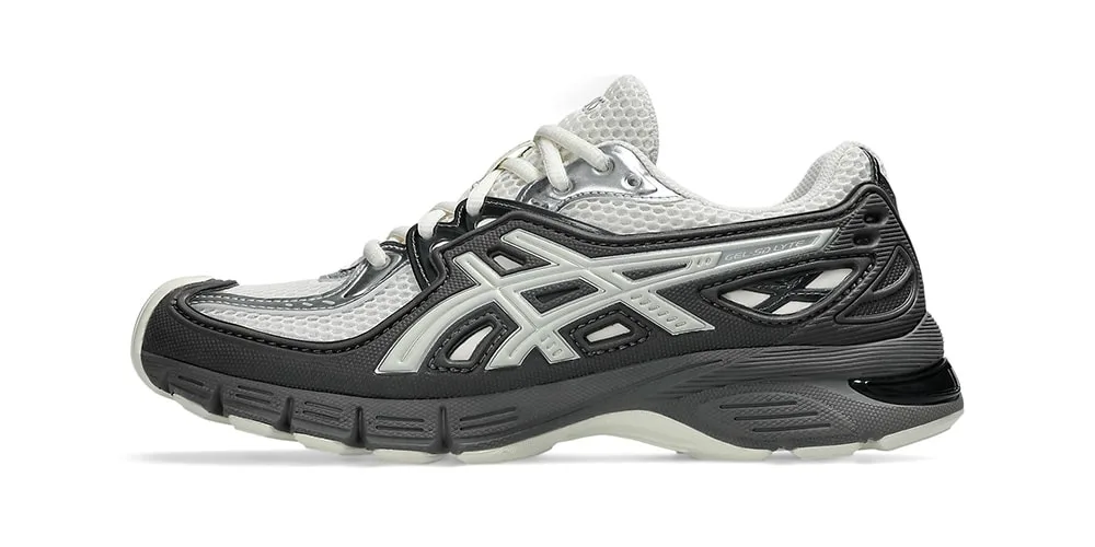 Chaussure de sport noir et blanc avec logo sur le côté