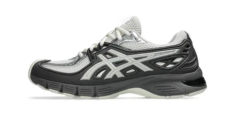 Chaussure de sport noir et blanc avec logo sur le côté