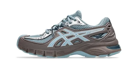 Chaussure de course Asics marron et bleu avec logo visible sur le côté.