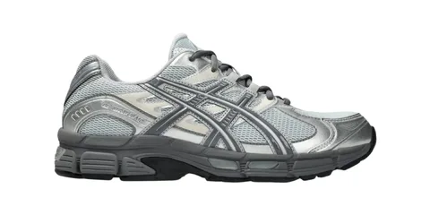 Chaussure de sport grise et argentée avec logo latéral.