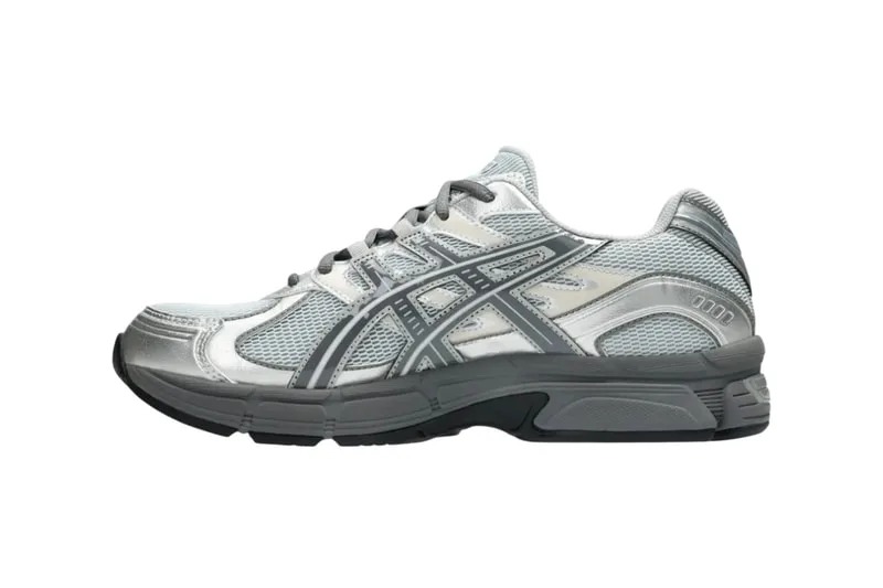 Chaussure de sport argentée et grise vue de côté