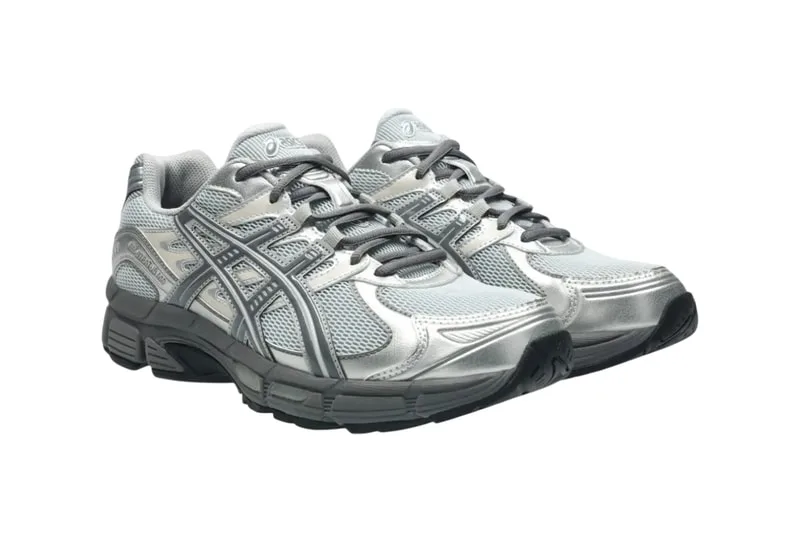 Chaussures de sport argentées avec détails noirs