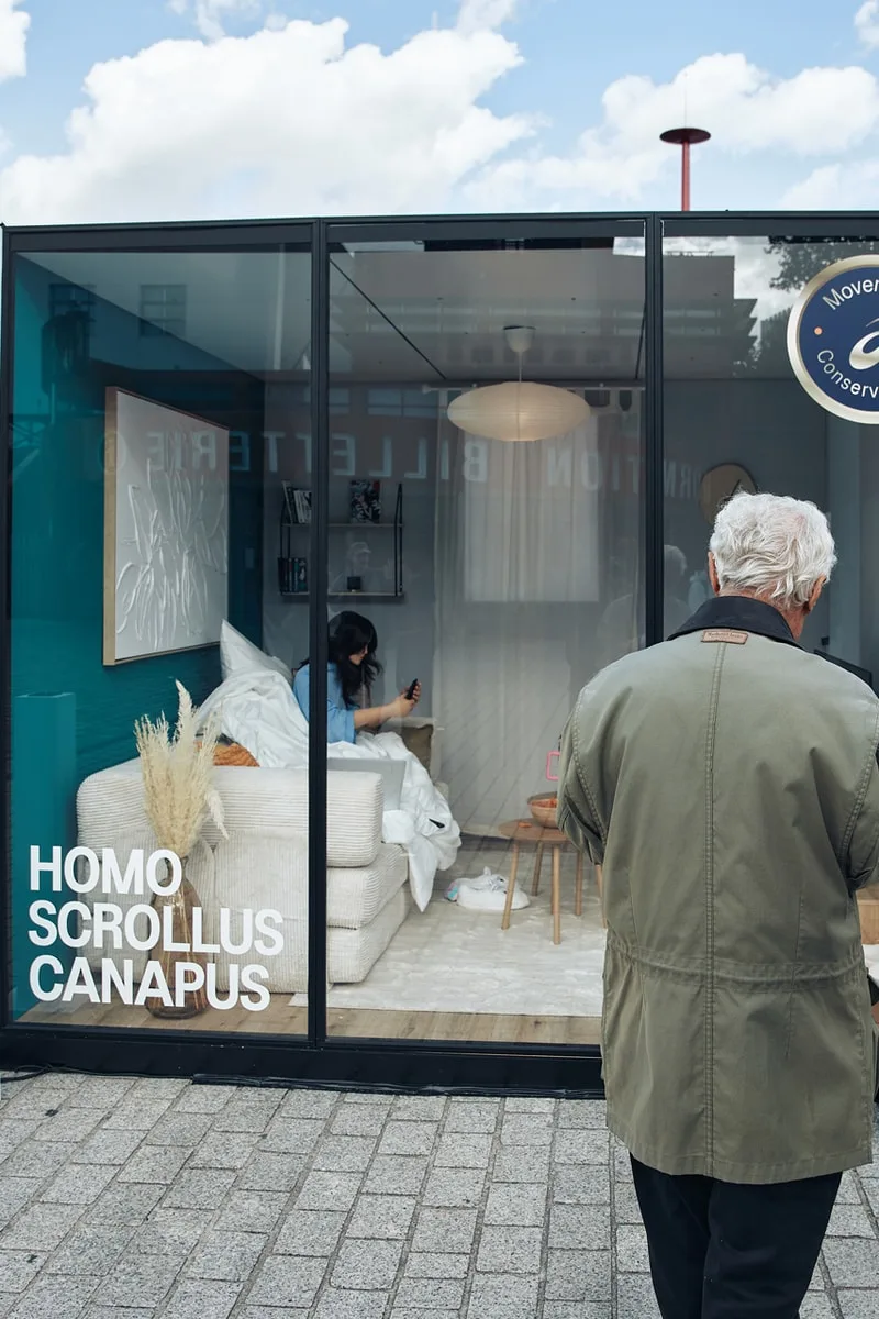 Diorama Homo Scrollus Canapus d’ASICS à Paris, sur le défilement compulsif et la santé mentale