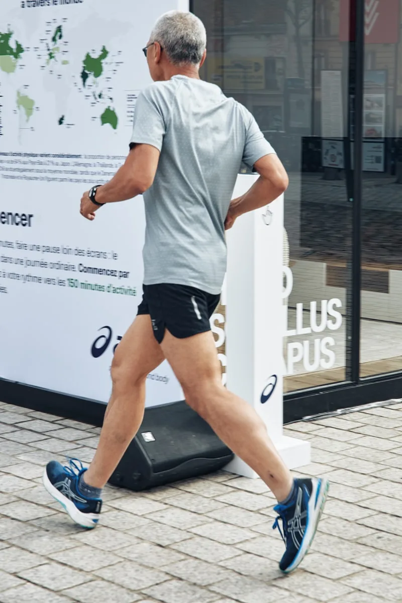 Diorama Homo Scrollus Canapus d’ASICS à Paris, sur le défilement compulsif et la santé mentale
