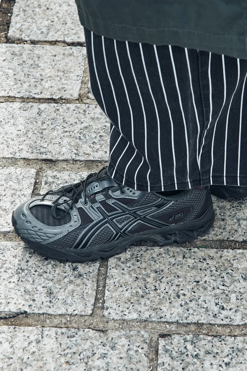 Diorama Homo Scrollus Canapus d’ASICS à Paris, sur le défilement compulsif et la santé mentale